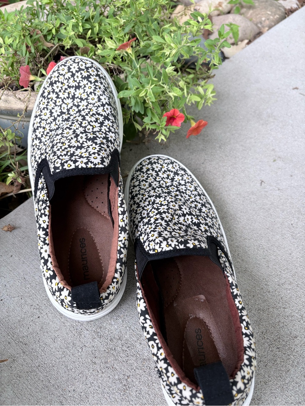 Maurices SuperCush Kate Black & White Daisy Slip-On Sneakers Size 9 - Picture 2 of 9